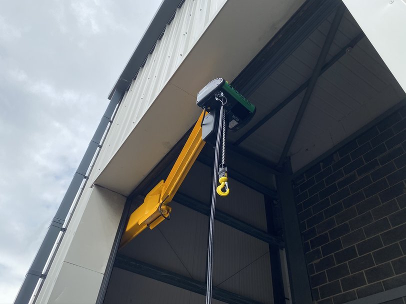 Hoist UK installa una gru a bandiera articolata presso uno dei principali corrieri espressi internazionali del Regno Unito